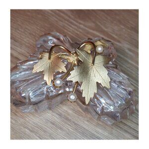 SARAH Coventry matte gold maple leaf and pearls brooch elegant statement.